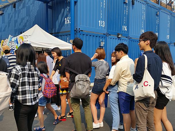 涼しくなったけど、まだまだ日中は暑さが残る韓国。冷たいドリンクを求めて沢山の人が列になってるけど、そんなに並ぶほどのドリンクって？