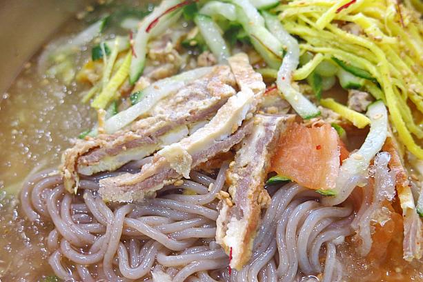 晋州冷麺は錦糸卵ののった華やかなビジュアルとユッジョン（肉チヂミ）の具、それから海鮮ダシのスープが特徴！