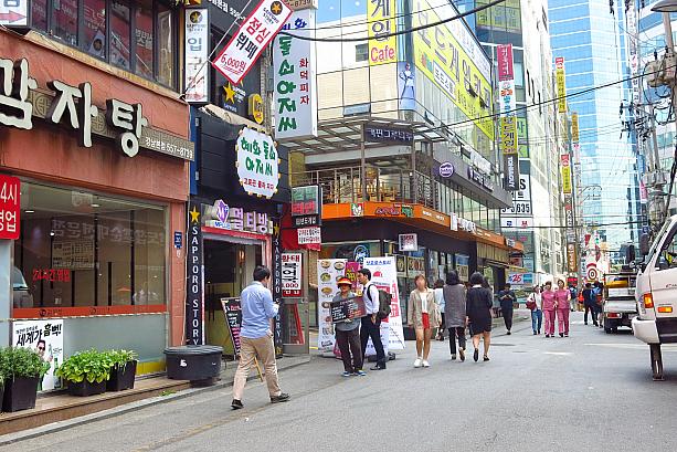 そんな大通りから一歩入ると飲食店がずらりと並ぶ通りの連なる江南駅近く。お昼時は周辺で働く人々のランチスポットに。