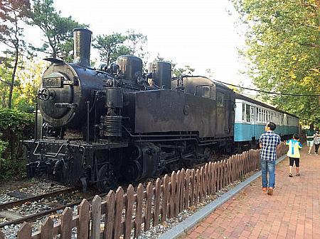 日本で作られた汽車と機関車が。道理で懐かしいはず。