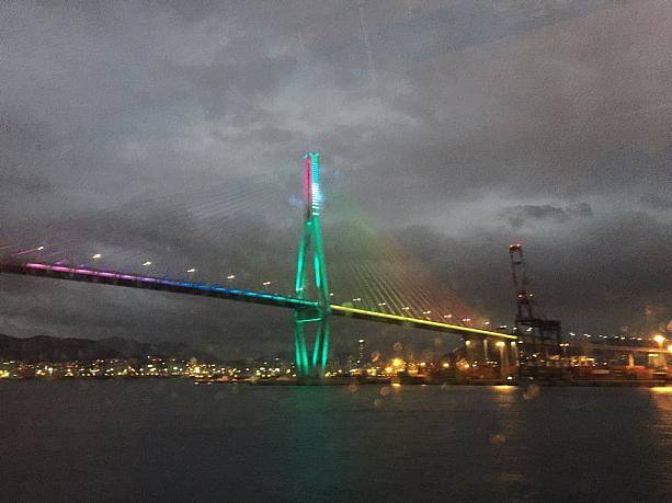 釜山港を横断するようにかかっている釜山港大橋もライトアップ！