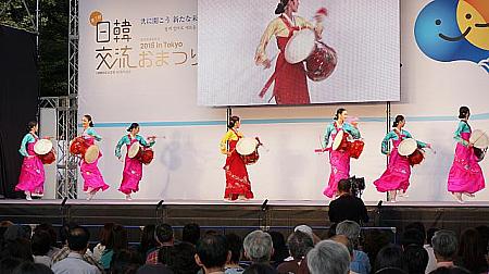 ソウル舞踊団。韓国では馴染みの踊りも、東京で見ると新鮮！伝統衣装の色もあざやか。