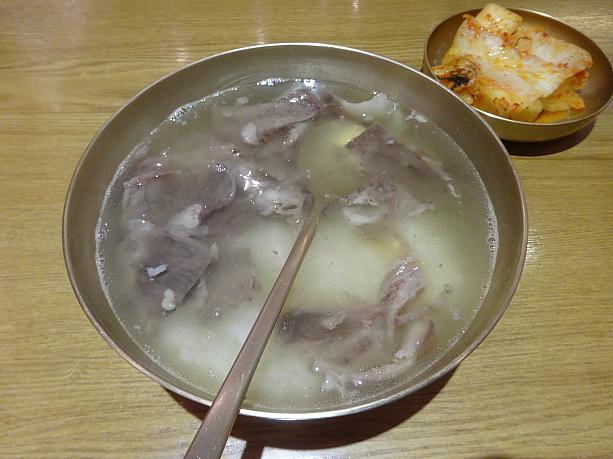 コムタン＠秀河東（10､000ウォン）。コムタンの老舗の店の味を引き継ぐだけあって、肉はおいしい。ネギはテーブルにボウルの中にどっさりおいてあり、好きなだけいれることができる。塩でスープの濃さを調節。