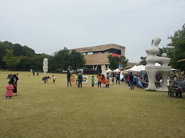 漢城百済博物館前の広場では家族連れが百済の文化に触れる体験を楽しんでいました