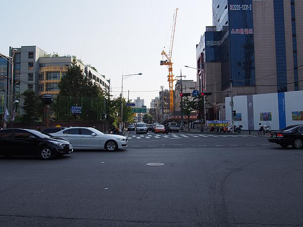 そして反対側の道ものぞいてみると…ソウル中央市場につながる道路、馬場路（マジャンロ）です。厨房市場と家具の通り