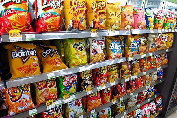 今日チェックしにきたのはスナック菓子コーナー。というのも最近、韓国では今までにない変わった味のポテチやスナック類がたくさん出ているんです！