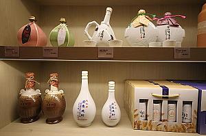 昔からのおなじみ陶磁器ボトルの安東焼酎。