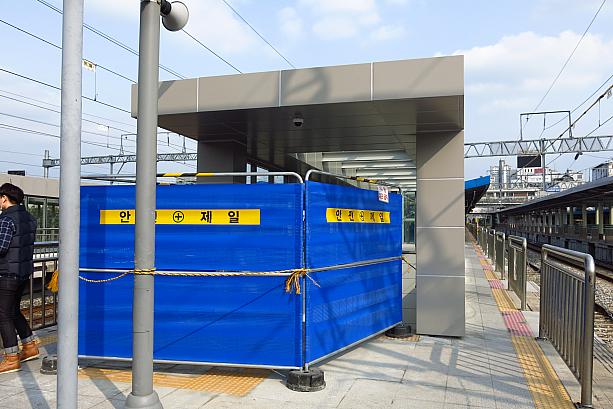 駅のホームには未開通の新しい階段が。もしかして新しい市場に直結してるとか？