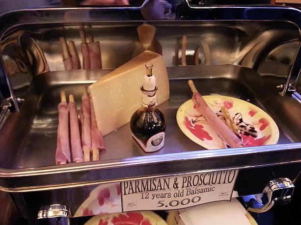 おいしそうな食べ物もいっぱい。<BR>イタリアのブースではパルメザンチーズとプロシュートハムに１２年もののバルサミコ酢をかけたものが５千ウォン！