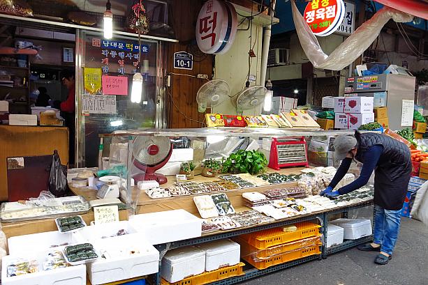 そんなふうに韓国では結構盛り上がるペペロデーだけど、実は今日はもう一つ○○の日でもあるんです。それはココに！こちらは南大門市場のトッ（餅）屋さん。