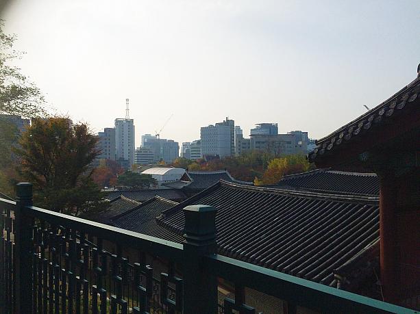 慶煕宮のすぐ横の道を登っていきます