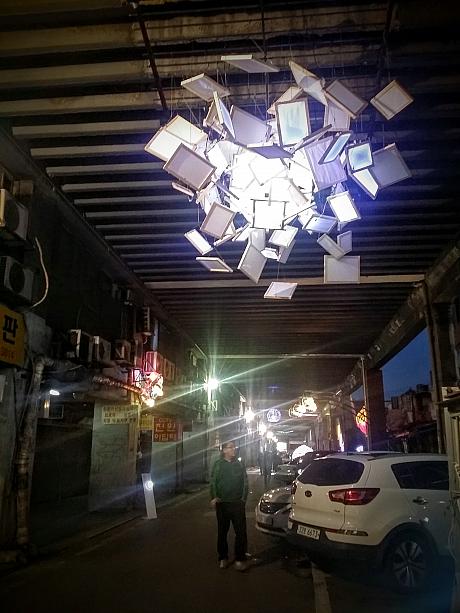 ｢乙支路ライトウェイ　2015｣は、2015年11月13日～21日まで開かれているお祭りで、ソウルデザイン財団の主催で若手作家と学生、そしてここではたらく照明器具関係者の人たちが商店街の発展をめざして企画したもの。光をテーマにしたアート作品がたくさんありました