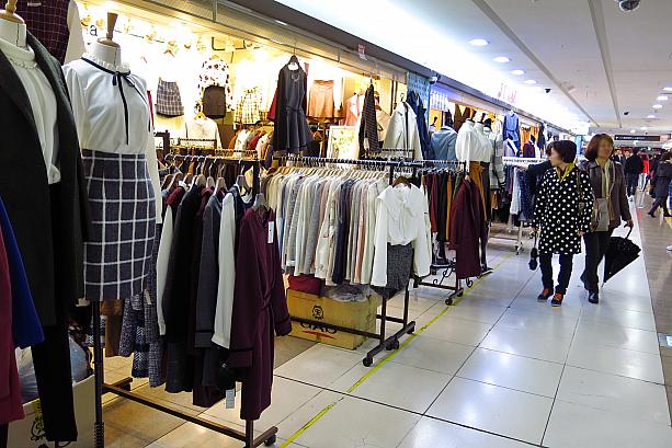 でも、この江南駅地下ショッピングセンターといえば、洋服屋さん！女の子たち御用達の安い服がいっぱい。