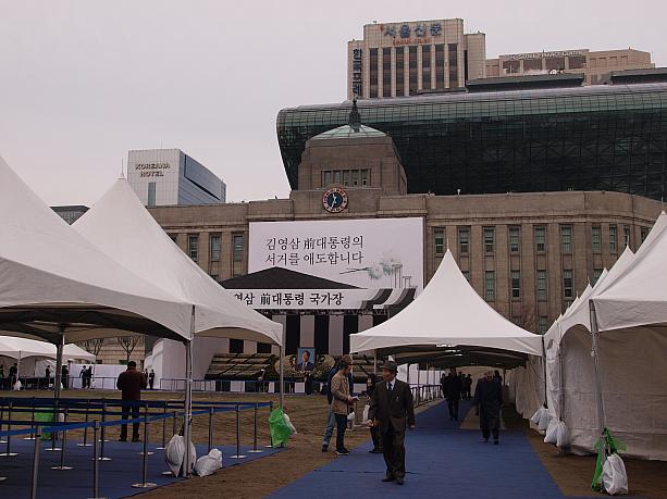 2015年11月22日未明に亡くなった金泳三（キム・ヨンサム）元大統領のための焼香所が各地方自治体に設けられています。市庁前のソウル広場には23日から26日まで開かれる予定。