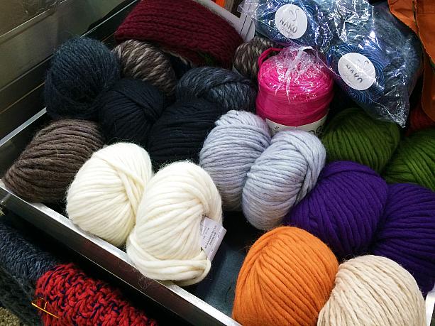 ウールのマフラーとスヌードを編むための毛糸をお買い上げ～両方とも輸入物。