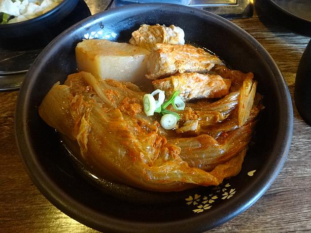 熟成キムチチム定食＠サムデキムチワコッサムギョプ（７０００ウォン）　大きなキムチに蒸した豚肉。海苔で巻くと美味しい。からそうだが辛くない。
