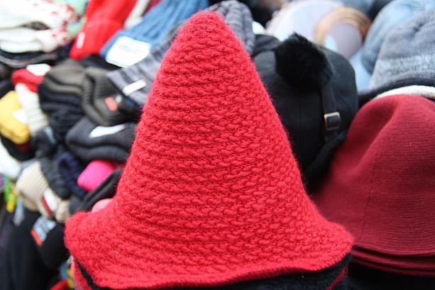 屋台で売られている帽子や手袋、マフラーも赤～！