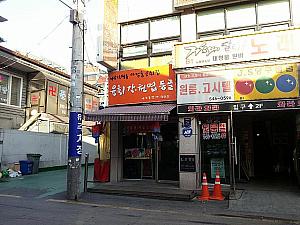 ＜ソチョドンヨンガ３号店＞<BR>ソウル一の畜産市場、マジャンドン（馬場洞）のユッケ専門店。メニューはユッケ、レバー、センマイなど。