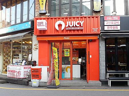 ＜JUICY＞<BR>こちらは新顔。今年（２０１５年）急増したテイクアウト専門のフレッシュフルーツジュースバー。特にフルーツは日本より高い韓国で生フルーツジュースが超～お手ごろとあって今夏大人気になった「JUICY」がノニョンにも。