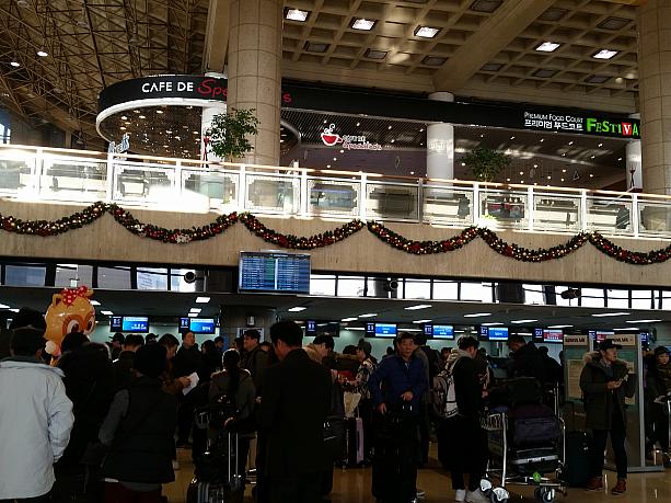 少しずつクリスマスのデコレーションが増えてきた金浦空港国際線！