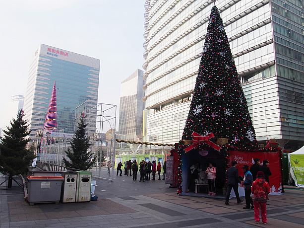 お次は清渓広場にあるひときわ目立つクリスマスツリー。