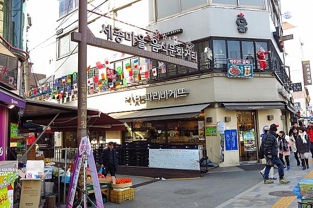 地下鉄３号線キョンボックン（景福宮）駅の２番出口を出るとすぐにあるこの通り。その名も「世宗マウル飲食文化通り」！