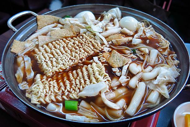 これが辛さ控えめのチャジャン味トッポッキ！チャジャンとは韓国中華で定番のチャジャンミョンにもかかっているソースのこと。なるほど、スープが赤くなくてチャジャン色～