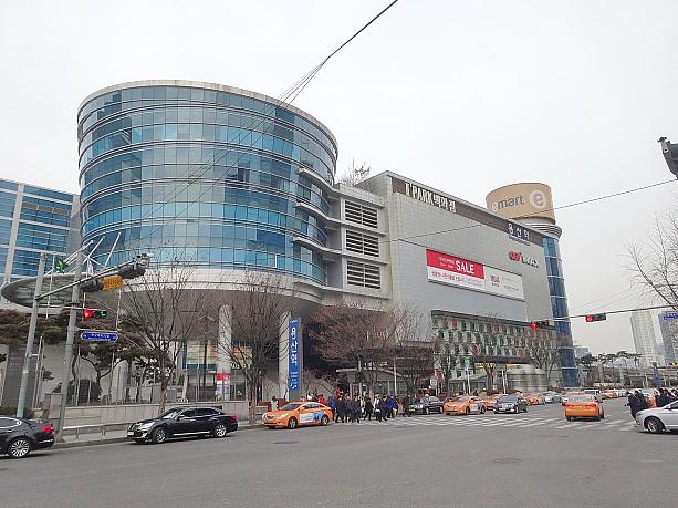 光州や全州に向かう高速鉄道KTXや、春川に向かう特急ITXが発着するソウルのターミナル、国鉄ヨンサン（龍山）駅と駅ビルのアイパークモール。