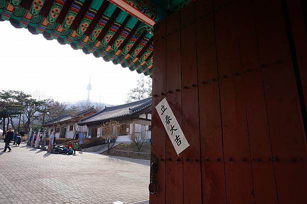 門の扉には旧暦の正月の頃によく見る「立春大吉」の文字が！