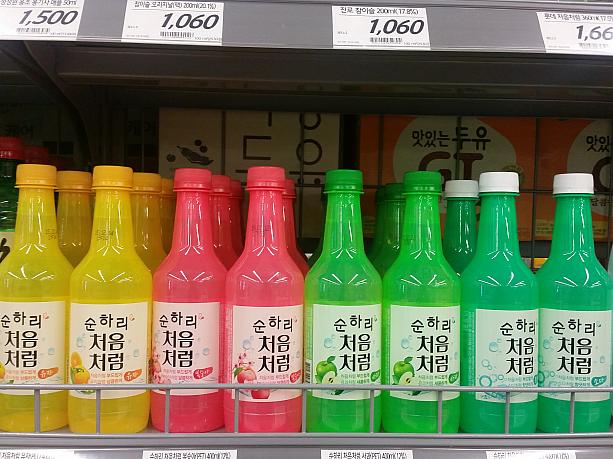スナリシリーズは黄色の柚子、桃のピンク、緑の青りんご、青緑のソーダとプラスチックボトルで４種類！並べておくとインテリアの置物としても似合っちゃいそう？！飲んで楽しんだあとも活用できそうなオシャレな焼酎です。