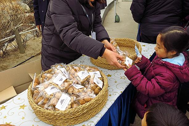そして新年のテボルムといえば、プロム！クルミやピーナッツなど、カリカリと音がする固い殻に包まれた木の実やナッツ類。こちらは1袋1,000ウォンで販売。