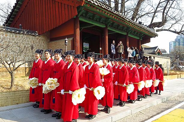 こちらでは伝統的な卒業式が行われることで有名。さっそく伝統衣装の学生さんたちが！赤い衣装に白い花がとってもステキ！