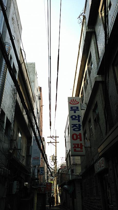 1967年に西大門刑務所が拘置所となり、1980年代後半に施設がソウル郊外に移転すると、この通りは急速に寂れたそう。
