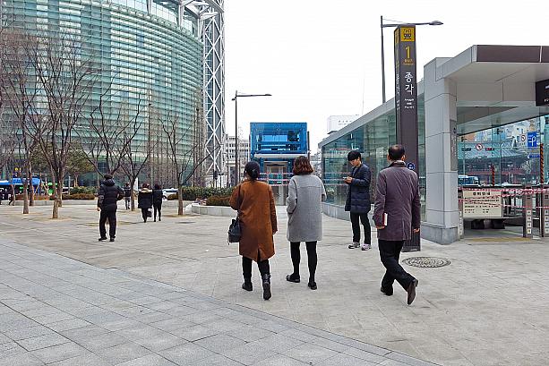 ３月に入って３日目！ソウルは今日から気温がぐんと上がり、午後は１０℃以上に！オフィス街を歩く人たちのファッションも、まだ冬カラーだけどコートがちょっと軽めに。