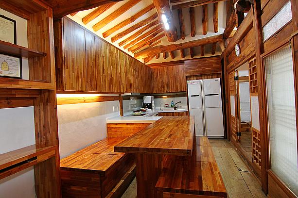 築80年の韓屋を改装してビルトインのシステムキッチンとテーブルが付いたステキなダイニングキッチン！建もの探訪の渡辺さんもびっくり！？