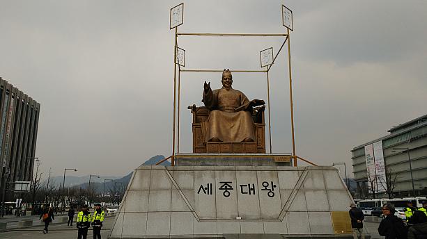 3/24から4/14まで、韓仏修交１３０周年記念してソウル各地では関連イベントが開かれています。こちらは光化門広場の世宗大王の像。ジャン・シャルル・ドゥ・カステルバジャックによるインスタレーションなんだそう。