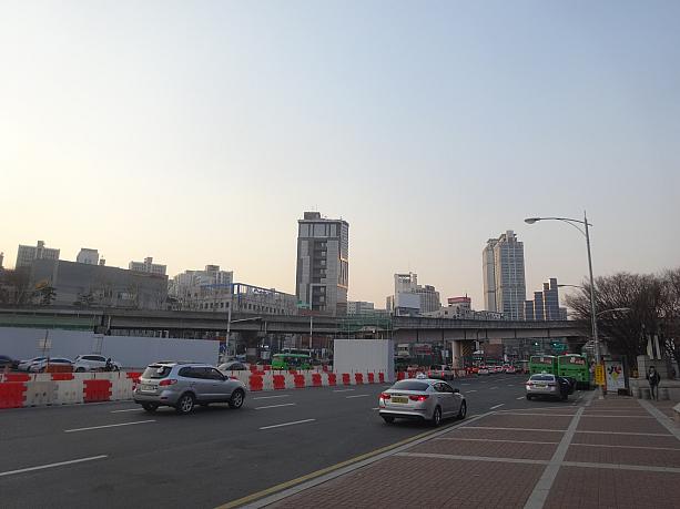 歩道橋になるソウル駅跨線橋の出口が、すでに撤去されています。