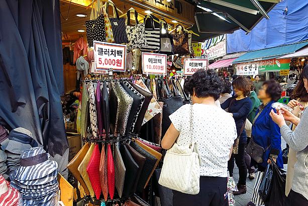 韓国で人気のクラッチバッグは一つ5,000ウォン。色違いでいくつか買っても、お土産にしてもよさそう！