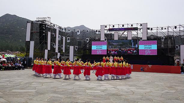 メインステージではいろいろな催しが。こちらはカンガンスルレという韓国の伝統的な遊び。