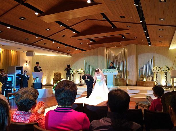 御列席のみなさまへご挨拶。日韓夫婦の結婚式ということで、司会は日本語と韓国語で行われます。会場には日本語と韓国語と話せる方々もたくさんいらしています