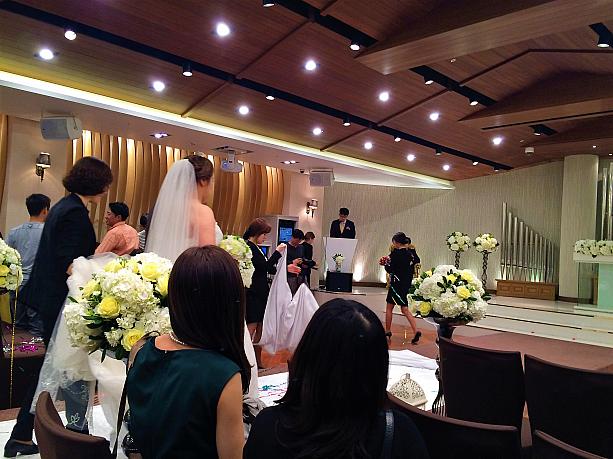 と、出口の方まで歩くと、すぐに引き返らされて写真撮影タイムに！これも韓国の結婚式では恒例行事！