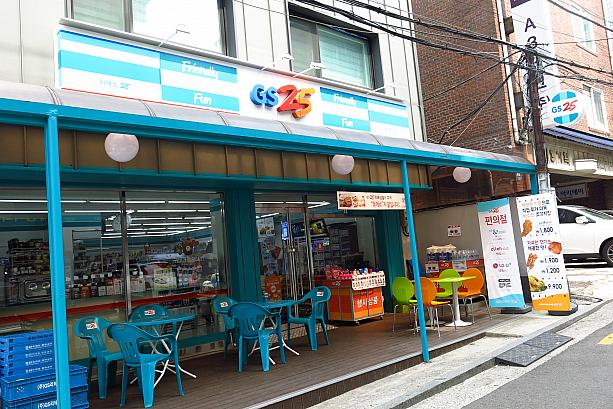 GS２５は韓国ブランドのコンビニ。お店の前にプラスチックのイスとテーブルを並べてあるのが韓国のコンビニっぽい！