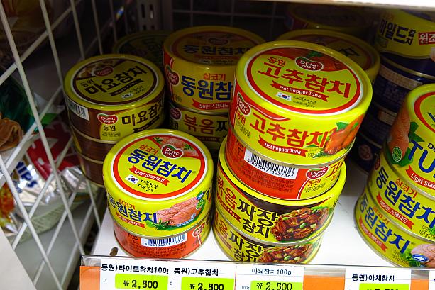 そう、韓国のツナ缶で最もポピュラーなトンウォンのツナ缶！トンウォンチャムチラミョンはトンウォンのツナ缶とセブンイレブンのコラボ商品。辛いツナ缶味のコチュチャムチラミョン（唐辛子ツナラーメン）もあります。っていうか、その奥のマヨチャムチ（ツナマヨ）缶も気になる！