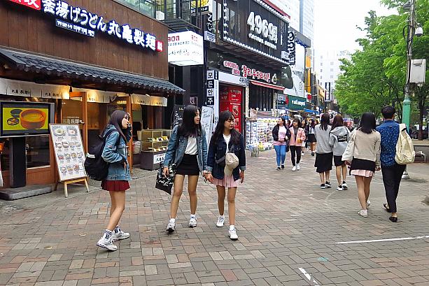 この春韓国でも人気のデニムジャケットにミニスカートと白スニーカーの女の子たち。お揃い？カワイイ！！この組み合わせ、今日はよく見かけました！