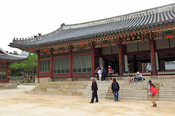 こちら咸寧殿（ハンニョンジョン）は李氏朝鮮時代最後の王、そして大韓帝国最初の皇帝だった高宗の寝殿だったところ。今は市民の憩いの場に。