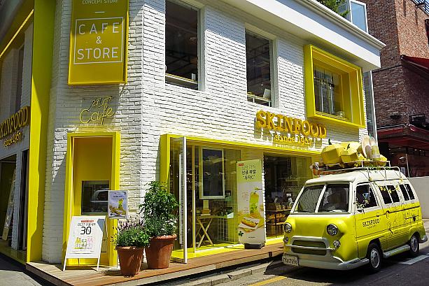 こちらは去年できたスキンフードカフェ。日本にも進出しているコスメブランド、スキンフードのカフェなんです。黄色いレトロなバンがカワイイ！
