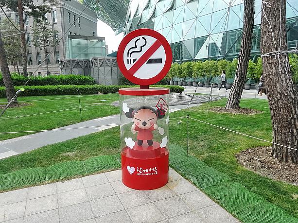 広場ももちろん禁煙。