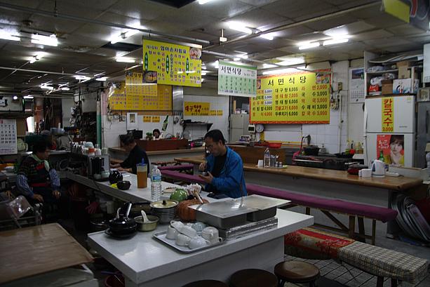 小さい食堂がズラリと並んだり、野菜やお魚、お肉なども販売している地元の市場、西面市場。