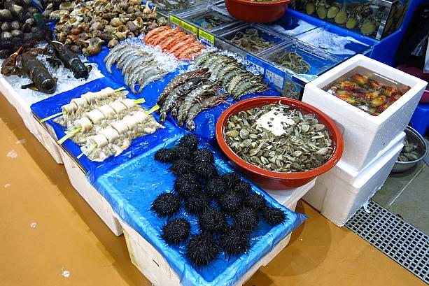 ウニ発見！韓国では初夏からがウニのシーズン。大きなロブスターに海老に、アワビに貝にナクチ。どれもおいしそう～～こちらの市場は、こんな小売り店で海産物を買って、食堂で調理してもらってから食べることができるんです。