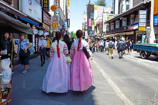 韓国ではこのところ、韓服を着てお出かけするのがとっても流行っています。伝統の街、仁寺洞に来てみると、今日もあちこちに韓服を着て歩く人が～